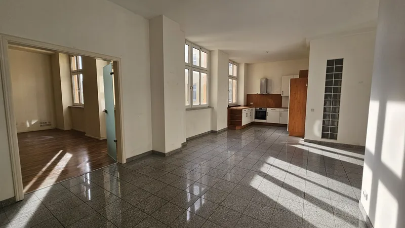Größzügige 3 Zimmer Wohnung auf 170 m²- ZUNÄCHST FÜR 2,5 JAHRE ! — photo 1